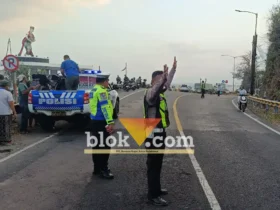 Piket Lantas Polresta Banyuwangi saat olah TKP dan mengatur lalu lintas di lokasi peristiwa lakalantas truk vs motor di jalur Situbondo-Banyuwangi yang mengakibatkan pengendara tewas di tempat, Selasa (01/09/2026) (foto: blok-com/Kuryanto)