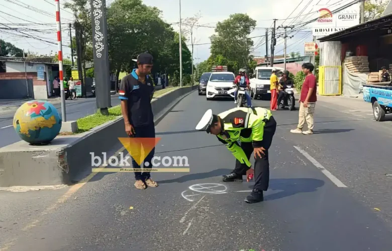 Piket lantas Satlantas Polresta Banyuwangi saat lakukan olah TKP kecelakaan truk box kontra sepeda motor yang mengakibatkan lansia tewas ditempat, Sabtu (19/09/2026) (foto: blok-a.com/Kuryanto)