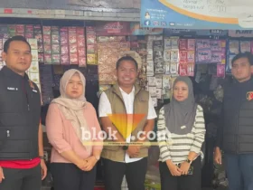 Pimpinan Cabang (Pinca) Perum Bulog Mojokerto, Muhammad Husin saat mengecek pasokan beras SPHP dan MinyaKita di pasar Pon (foto: blok-a.com/Syahrul Wijaya)