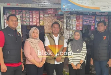 Pimpinan Cabang (Pinca) Perum Bulog Mojokerto, Muhammad Husin saat mengecek pasokan beras SPHP dan MinyaKita di pasar Pon (foto: blok-a.com/Syahrul Wijaya)