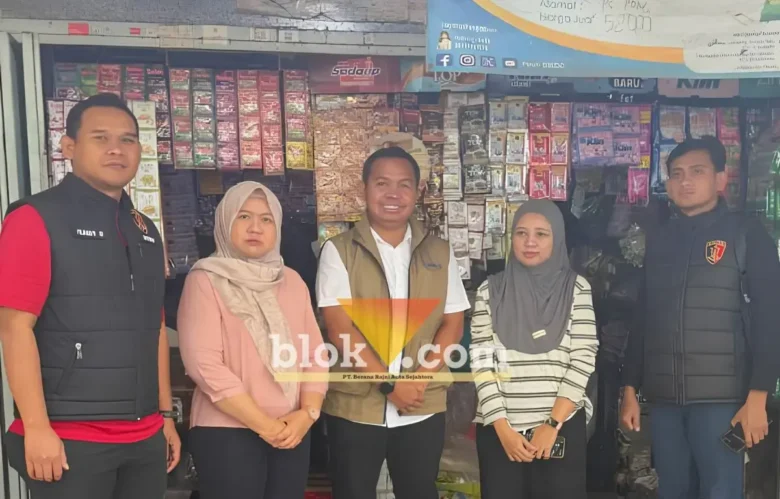 Pimpinan Cabang (Pinca) Perum Bulog Mojokerto, Muhammad Husin saat mengecek pasokan beras SPHP dan MinyaKita di pasar Pon (foto: blok-a.com/Syahrul Wijaya)