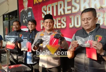 Kapolres Jombang AKBP Ardi Kurniawan dan Kasatreskrim Polres Jombang AKP Magribi Agus Saputra menunjukkan barang bukti yang berhasil diamankan polisi (foto: blok-a.com/Syahrul Wijaya)