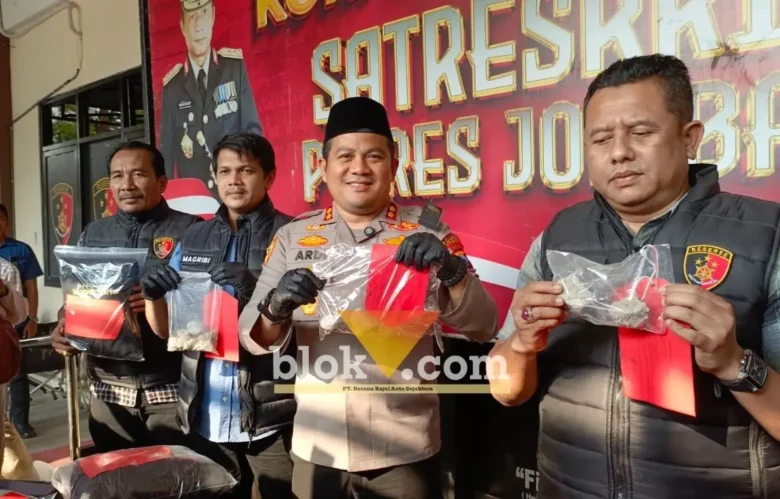 Kapolres Jombang AKBP Ardi Kurniawan dan Kasatreskrim Polres Jombang AKP Magribi Agus Saputra menunjukkan barang bukti yang berhasil diamankan polisi (foto: blok-a.com/Syahrul Wijaya)