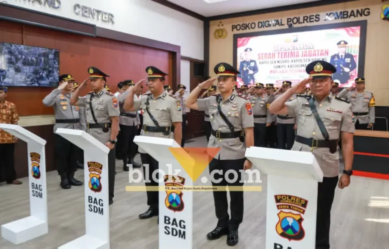 Proses Sertijab dua Kapolsek dan Kasihumas polres Jombang (foto: blok-a.com/Syahrul Wijaya)