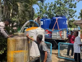 Puluhan tandon warga Sumberpucung disuplai air bersih di tengah kekeringan (foto: Polres Malang)