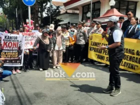 Ratusan atlet KONI Blitar demo menuntut pembukaan sekretariat dan pencairan dana hibah (foto: blok-a.com/Fajar)