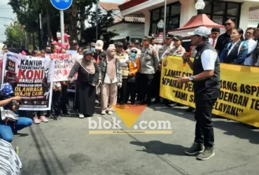 Ratusan atlet KONI Blitar demo menuntut pembukaan sekretariat dan pencairan dana hibah (foto: blok-a.com/Fajar)
