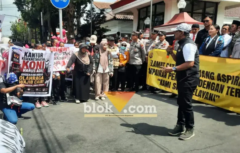 Ratusan atlet KONI Blitar demo menuntut pembukaan sekretariat dan pencairan dana hibah (foto: blok-a.com/Fajar)