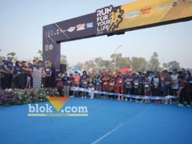 Wali kota Mojokerto Ika Puspita Sari saat memberangkatkan peserta Run for Your Life.(blok-a.com/Syahrul Wijaya)