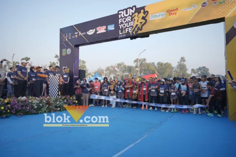 Wali kota Mojokerto Ika Puspita Sari saat memberangkatkan peserta Run for Your Life.(blok-a.com/Syahrul Wijaya)