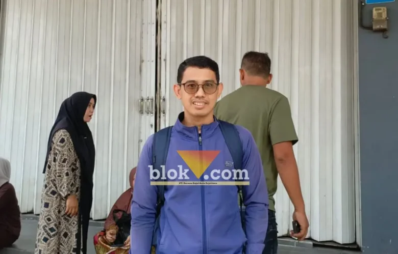 Salah satu jemaah asal Yogyakarta Suratman saat mendatangi Kantor PT Annisa Ahmada Travelindo cabang Mojokerto. (foto: blok-a.com/Syahrul Wijaya)