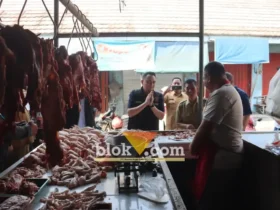 Satgas Pangan Polres Mojokerto melakukan inspeksi mendadak (sidak) dan monitoring bahan pokok penting (bapokting) di Pasar Raya Mojosari. (foto: blok-a.com/Syahrul Wijaya)
