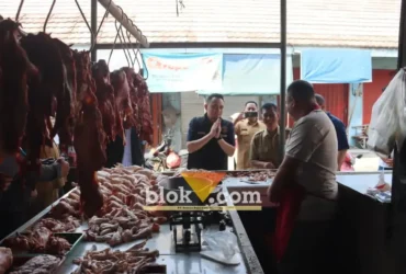 Satgas Pangan Polres Mojokerto melakukan inspeksi mendadak (sidak) dan monitoring bahan pokok penting (bapokting) di Pasar Raya Mojosari. (foto: blok-a.com/Syahrul Wijaya)