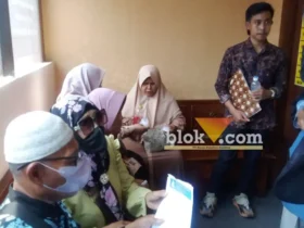 Sejumlah korban PT Annisa Ahmada Travelindo saat di Mapolres Mojokerto kota.(foto: blok-a.com/Syahrul Wijaya)