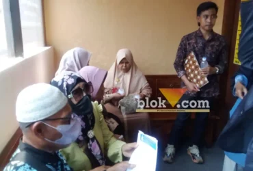 Sejumlah korban PT Annisa Ahmada Travelindo saat di Mapolres Mojokerto kota.(foto: blok-a.com/Syahrul Wijaya)