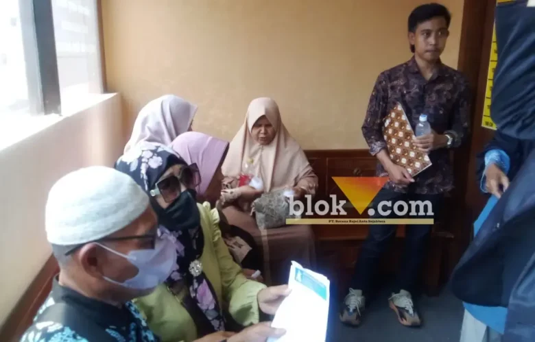 Sejumlah korban PT Annisa Ahmada Travelindo saat di Mapolres Mojokerto kota.(foto: blok-a.com/Syahrul Wijaya)