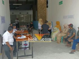 Sejumlah pedagang tampak mengurus administrasi dan penerimaan kunci lapak di lokasi Pasar Banyuwangi, Rabu (23/09/2026) (foto: blok-a.com/Kuryanto).