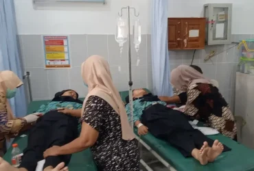 Siswa SMPN Kabuh, Jombang, mendapat penanganan setelah diduga mengalami keracunan usai menyantap MBG menu udang (foto: istimewa)