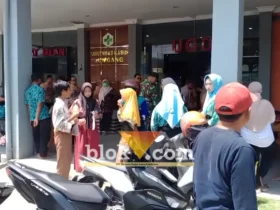 Suasana Puskesmas Kabuh saat para siswa SMPN 1 Kabuh, Jombang mengalami keracunan menu MBG (foto: blok-a.com/Syahrul Wijaya)