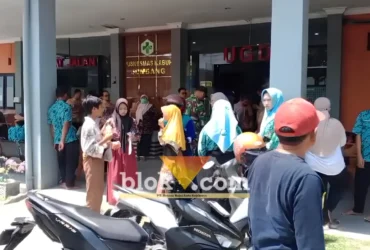 Suasana Puskesmas Kabuh saat para siswa SMPN 1 Kabuh, Jombang mengalami keracunan menu MBG (foto: blok-a.com/Syahrul Wijaya)