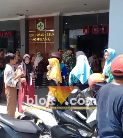 Suasana Puskesmas Kabuh saat para siswa SMPN 1 Kabuh, Jombang mengalami keracunan menu MBG (foto: blok-a.com/Syahrul Wijaya)