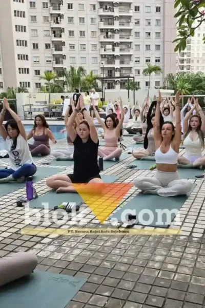 Sunset Yoga dan sound healing di Ascott Waterplace Surabaya (foto: blok-a.com/Syahrul Wijaya)