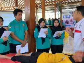 Tim EMT saat memberikan arahan kepada nakes RSUD di gelar In House Training BTCLS. (Foto: dok RSUD untuk blok-a.com)