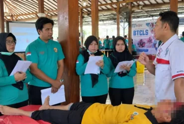Tim EMT saat memberikan arahan kepada nakes RSUD di gelar In House Training BTCLS. (Foto: dok RSUD untuk blok-a.com)