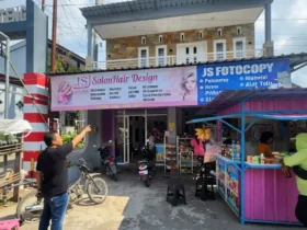 Toko sekaligus salon di Desa Kembiritan, Kecamatan Genteng, yang disatroni maling. (foto: Istimewa)