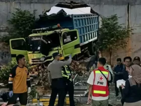Truk tronton yang menabrak pagar PT Kasmaji usai bongkar batu bara.(Foto: Relawan)