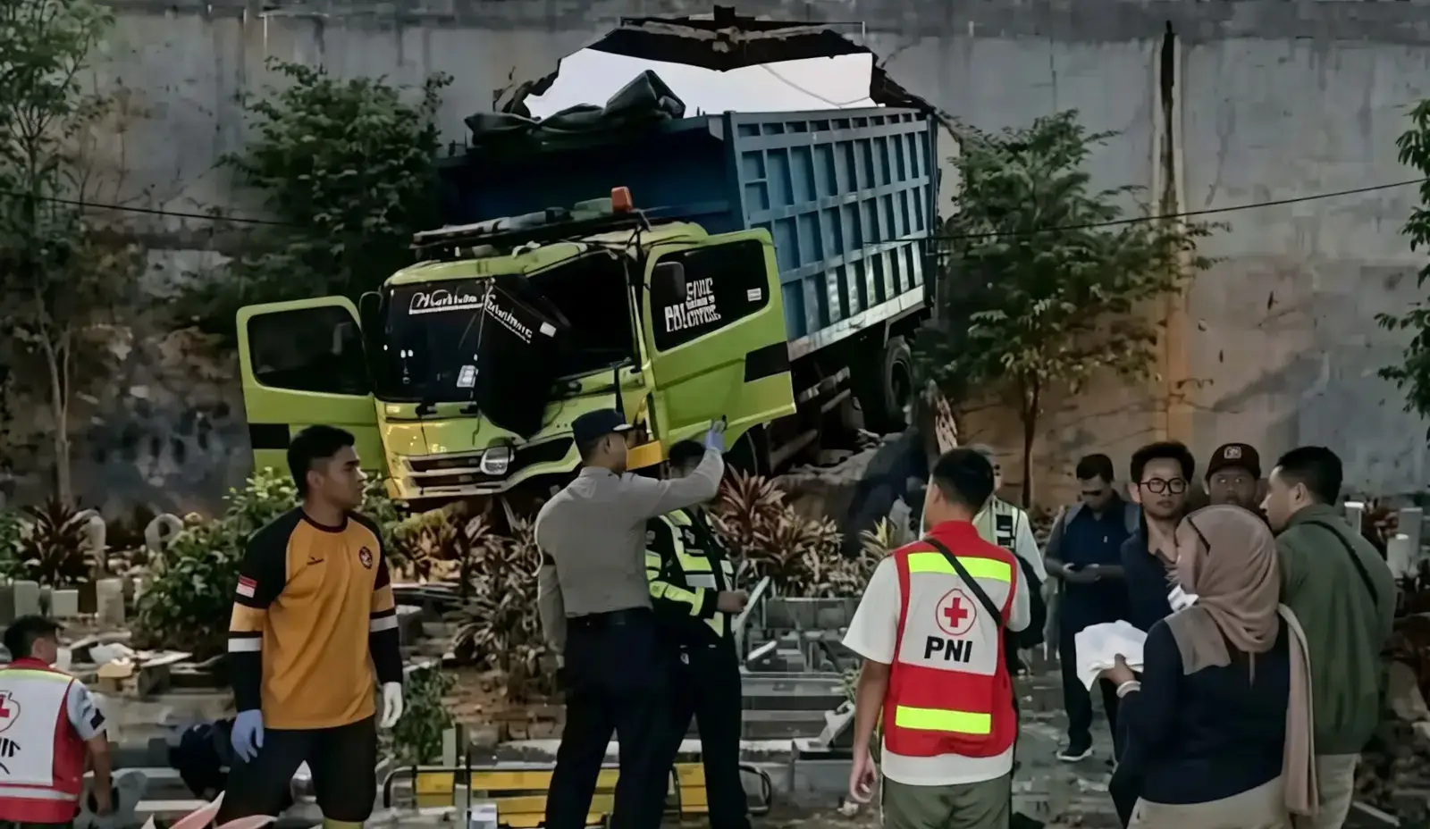 Diduga Sakit Kambuh, Sopir Truk Meninggal Usai Tabrak Pagar Pabrik di Mojokerto Hingga Jebol