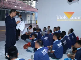Proses pemindahan napi lapas kelas IIB Mojokerto ke dua lapas di Madiun.(blok-a.com/Syahrul Wijaya)