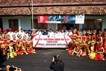Usai upacara peringatan HUT ke-81 PMI, Wabup Mujiono gelar foto bersama. (foto: istimewa)