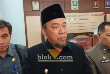 Wabup Magetan Suyatni Priasmoro (tengah) saat diwawancara didampingi Sekdakab (kanan) dan Kadiskominfo (kiri) (foto: Blok-a.com/Nanda Bagoes)