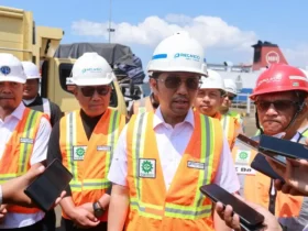 Wagub Jawa Timur Emil Elestianto Dardak bersama Wabup Mujiono saat tinjau pelabuhan Ketapang Banyuwangi. (foto: Istimewa)