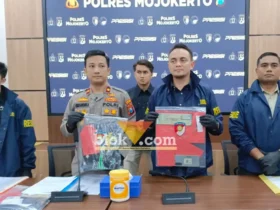 Wakapolres Mojokerto Kompol Grandika Indera Waspada bersama Kasatreskrim AKP Aldhino Primawirdhan menunjukkan barang bukti (foto: blok-a.com/Syahrul Wijaya)