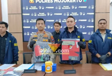 Wakapolres Mojokerto Kompol Grandika Indera Waspada bersama Kasatreskrim AKP Aldhino Primawirdhan menunjukkan barang bukti (foto: blok-a.com/Syahrul Wijaya)