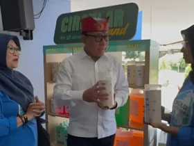 Wakil Bupati Banyuwangi, Mujiono, saat melihat produk refill (foto: Istimewa)