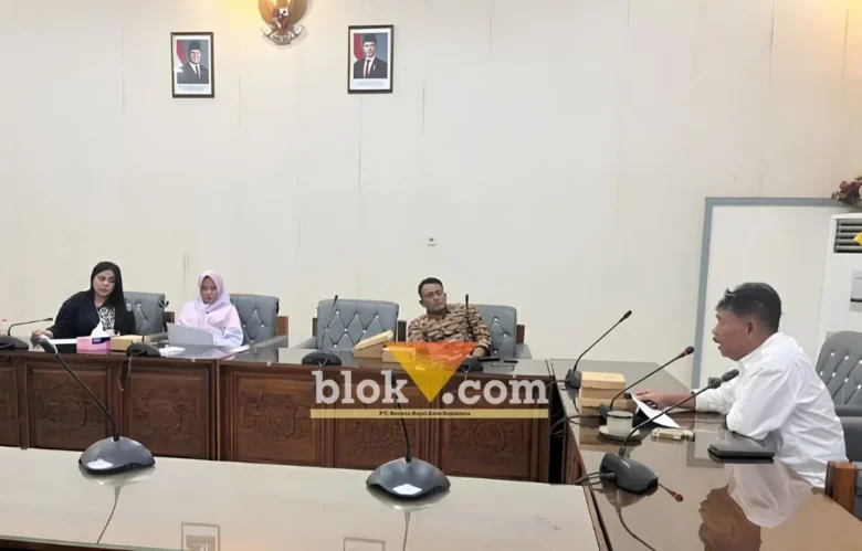 Wakil Ketua DPRD Banyuwangi Ruliono (sebelah kanan) pada gelar rapat Banmus saat menyampaikan jadwal kegiatan strategis untuk bulan Oktober 2026 mendatang, Senin (21/09/2026)(foto: blok-a.com/Kuryanto)