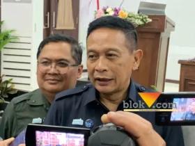 Wali Kota Malang, Wahyu Hidayat bersama Pj Sekda, R Dandung Djulhardjanto saat diwawancarai awak media (foto: blok-a.com / Yogga Ardiawan)