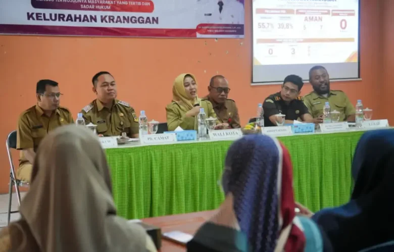 Wali Kota Mojokerto Ika Puspita Sari saat konsolidasi kelurahan sadar hukum di Kelurahan Kranggan.(Foto Kominfo)