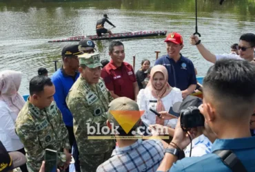 Wali kota Mojokerto Ika Puspita Sari saat mendampingi Kodaeral V Laksamana Muda TNI Ali Triswanto melihat sungai Ngotok.(foto: blok-a.com/Syahrul Wijaya)