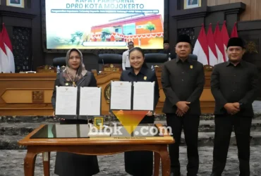 Wali kota Mojokerto dan ketua DPRD kota Mojokerto menunjukkan nota kesepakatan Raperda PAPBD 2026 (foto: blok-a.com/Syahrul Wijaya)