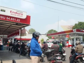 Warga antre berburu BBM bersubsidi di salah satu SPBU di Kota Malang (foto: blok-a/Bob Bimantara Leander)