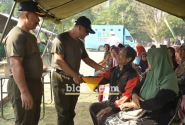 Warga dari berbagai wilayah Mojokerto Raya memadati Alun-alun Wiraraja Kota Mojokerto ikuti baksos kesehatan.(foto: blok-a.com/Syahrul Wijaya)