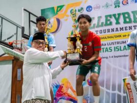 Rektor Unisma saat menyerahkan trofi ke Juara turnamen voli Lustrum IX Unisma (dok: Humas Unisma)