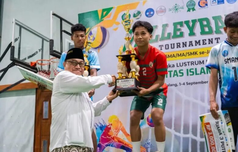 Rektor Unisma saat menyerahkan trofi ke Juara turnamen voli Lustrum IX Unisma (dok: Humas Unisma)