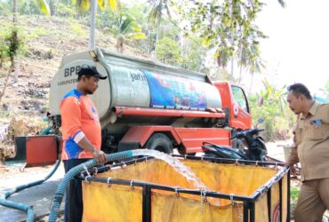 Petugas BPBD Kabupaten Malang menyuplai air bersih untuk warga terdampak kekeringan di Kabupaten Malang (BPBD Kabupaten Malang for blok-a.com)
