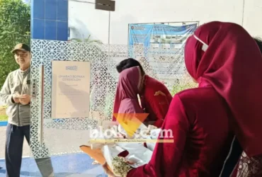 Wiwin Mindarti tampak merangkul R. Bobby Meidika Putra dan menangis terharu pada momen ulang tahunnya yang ke-70 (foto: blok-a.com/Syahrul Wijaya)