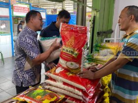 Bulog Malang menggelontorkan beras premium di Pasar Bunul, Jumat (18/9/2026) (foto: blok-a.com/Bob Bimantara Leander)